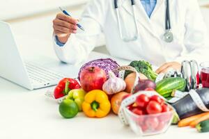 el médico puntos a un sano dieta y ejercicio. foto