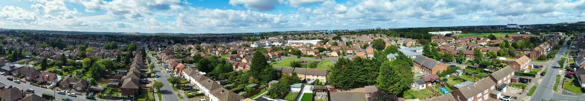 alto ángulo ver de occidental lutón ciudad y residencial distrito. aéreo ver de capturado con drones cámara en 30 julio, 2023. Inglaterra, Reino Unido foto