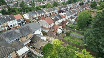 alto ángulo ver de norte este de lutón ciudad y sus residencial distrito. aéreo imágenes estaba capturado con drones cámara en agosto 06, 2023. Inglaterra, Reino Unido foto