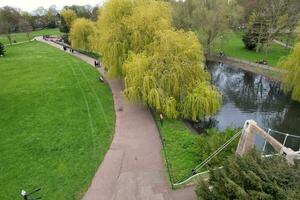 alto ángulo ver de Wardown museo público parque cuales tiene un gratis acceso a ordinario público. el Wardown público parque es situado cerca a central lutón ciudad de Inglaterra, capturado en abril 16, 2023 foto