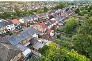 alto ángulo ver de residencial inmuebles durante puesta de sol terminado británico lutón ciudad de Inglaterra Reino Unido foto