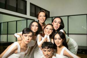 un grupo de asiático bailarines obtener juntos y hacer tonto caras mientras tomando imágenes en el danza piso foto