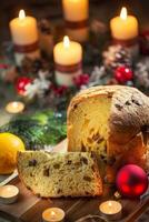 delicioso Panettone en Navidad mesa ingenio decoraciones y adviento guirnalda y velas foto