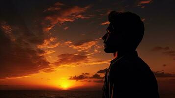 hombre mirando a puesta de sol s sombra. silueta concepto foto