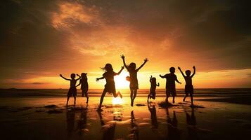 niños saltando en el playa a puesta de sol su siluetas visible foto