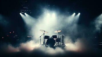 En Vivo tambor en etapa con focos esclarecedor fumar música y concierto antecedentes. silueta concepto foto