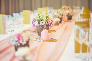 Boda mesa ajuste. hermosa mesa conjunto con flores y vaso tazas para algunos festivo evento, fiesta o Boda recepción foto