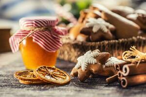 pan de jengibre Navidad galletas con tarro de miel en cocina mesa - de cerca foto