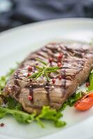 de cerca jugoso flanco filete desde vegetal ensalada. foto