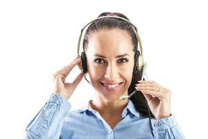 hermosa sonriente llamada centrar trabajador con auriculares con micrófono sonriente dentro el cámara foto