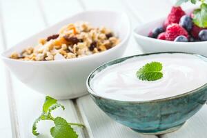 muesli yogur y bayas. sano desayuno con yogur Granola y Fresco Fruta foto