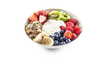 Fruta y yogur cuenco con cereales, kiwi, fresas, banana, arándanos y frambuesas en aislado blanco antecedentes foto
