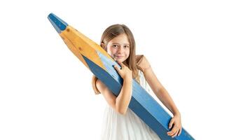 un linda pequeño niña con genial esfuerzo sostiene un enorme azul lápiz en su manos - aislado en blanco foto