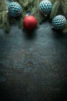 parte superior de ver Navidad pelotas abeto árbol pino conos en gratis hormigón antecedentes foto