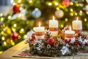 adviento guirnalda con cuatro blanco ardiente velas Navidad pelota y decoraciones en un de madera antecedentes con festivo atmósfera foto
