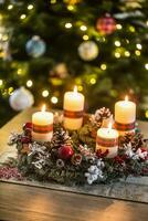 adviento guirnalda con cuatro blanco ardiente velas Navidad pelota y decoraciones en un de madera antecedentes con festivo atmósfera foto