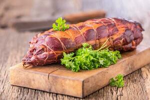 Cerdo carne de cerdo picar ahumado. tradicional ahumado carne en roble de madera mesa en otro posiciones foto