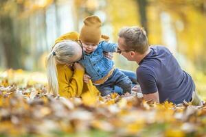 familia hora al aire libre para un joven familia con un soltero niño foto