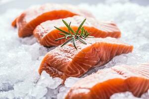 salmón filetes en porciones en hielo y vacío cocina tablero foto
