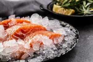 Fresco salmón filetes enfriado en hielo foto