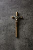 Clásico crucifijo con Jesús Cristo en hormigón mesa foto