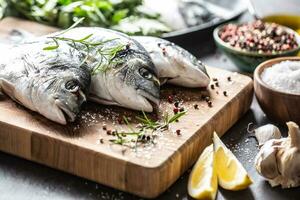 Mediterráneo pescado brema con especias sal hierbas ajo y limón. sano fruto de mar. concepto de sano mar comida foto