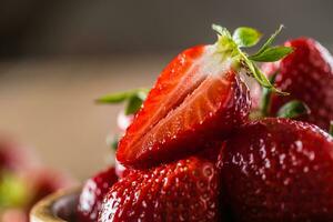 jugoso lavado fresas en de madera cuenco en cocina mesa foto