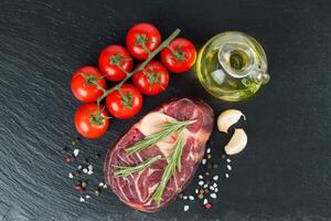 cocinando ingredientes. bistec de carne cruda fresca con hueso. foto