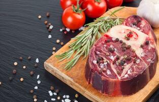 cocinando ingredientes. bistec de carne cruda fresca con hueso. foto