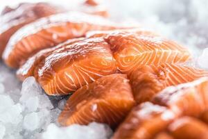 salmón filetes en porciones en hielo y vacío cocina tablero foto