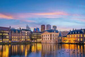 binnenhof castillo holandés parlamento paisaje urbano céntrico horizonte de la Haya en Países Bajos foto