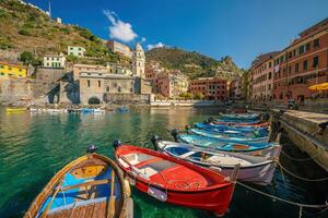 vistoso paisaje urbano de edificios terminado Mediterráneo mar, Europa, cinque terre en Italia foto