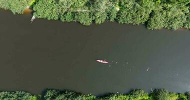 top visie van de rivier- en een drijvend kajak. zomer reizen en vakantie Aan de rivier- video