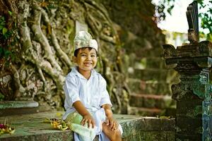 pequeño niña en tradicional tailandés ropa foto