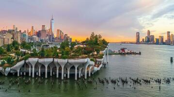 paisaje urbano de céntrico Manhattan horizonte con el pequeño isla público parque en nuevo York ciudad a amanecer foto