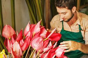 un hombre es en pie en frente de un flor tienda foto