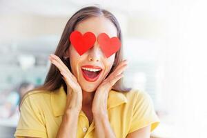 emoji concepto mujer con el corazones en lugar de su ojos foto