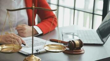 rättvisa och lag koncept.manlig domare i en rättssal med klubban, arbetar med, dator och dockningstangentbord, glasögon, på bordet i morgonljus video