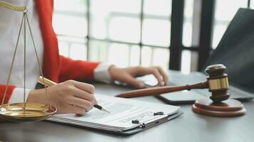 rättvisa och lag koncept.manlig domare i en rättssal med klubban, arbetar med, dator och dockningstangentbord, glasögon, på bordet i morgonljus video