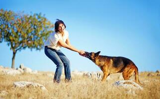 mujer jugando con un perro foto