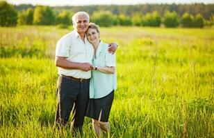 hermosa contento Pareja en un campo foto