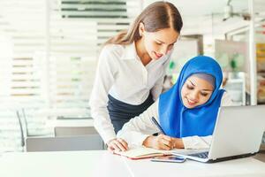 musulmán mujer y compañero de trabajo foto