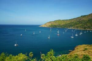 hermosa mar ver punto de laem phromthep en Phuket, Tailandia. foto