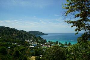 hermosa mar ver punto de laem phromthep en Phuket, Tailandia. foto