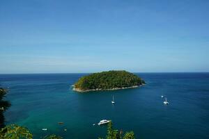 hermosa mar ver punto de laem phromthep en Phuket, Tailandia. foto