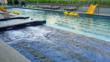 Hotel Schwimmen Schwimmbad zum Entspannung ,Sauerstoff Schwimmen Schwimmbad es ist ein Luft Verkehr System im das Wasser video