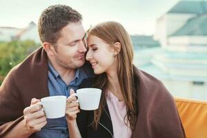 personas disfrutando café juntos atención en mujer ojos foto