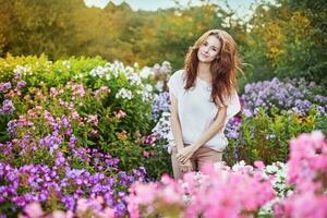hermosa joven mujer en flor jardín foto