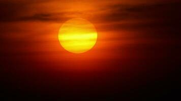 tramonto sul paesaggio oceanico, spiaggia di karon, phuket, tailandia video