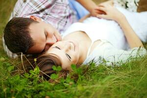 hermosa contento Pareja en un campo foto